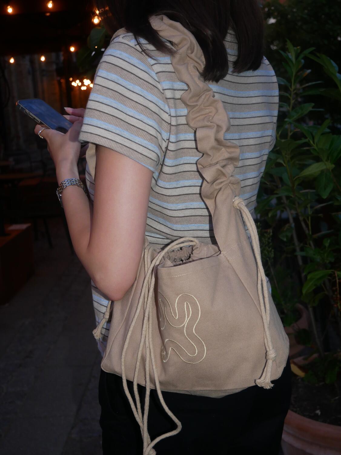 Ruffle shopper - lysebrun